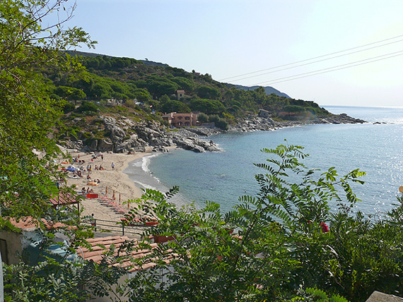 Blick von der Hauptstrasse in Seccheto auf die Bucht und den Strand