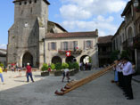 Die Kirche von Labastide d'Armagnac ist ebenso alt wie die Schweiz