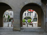 Der bedeutungsvollere Durchgang unter der Mairie zum Platz der Bastide