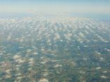 Lockere Wolken lassen den Durchblick zum Boden frei