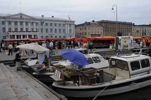 Marktplatz von Helsinki mit Markständen auf dem Wasser und an Land